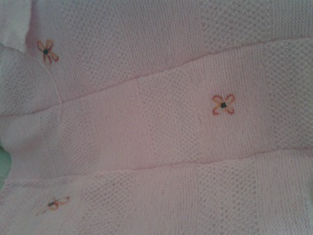 COLCHA ROSA DE PUNTO CON FLORES